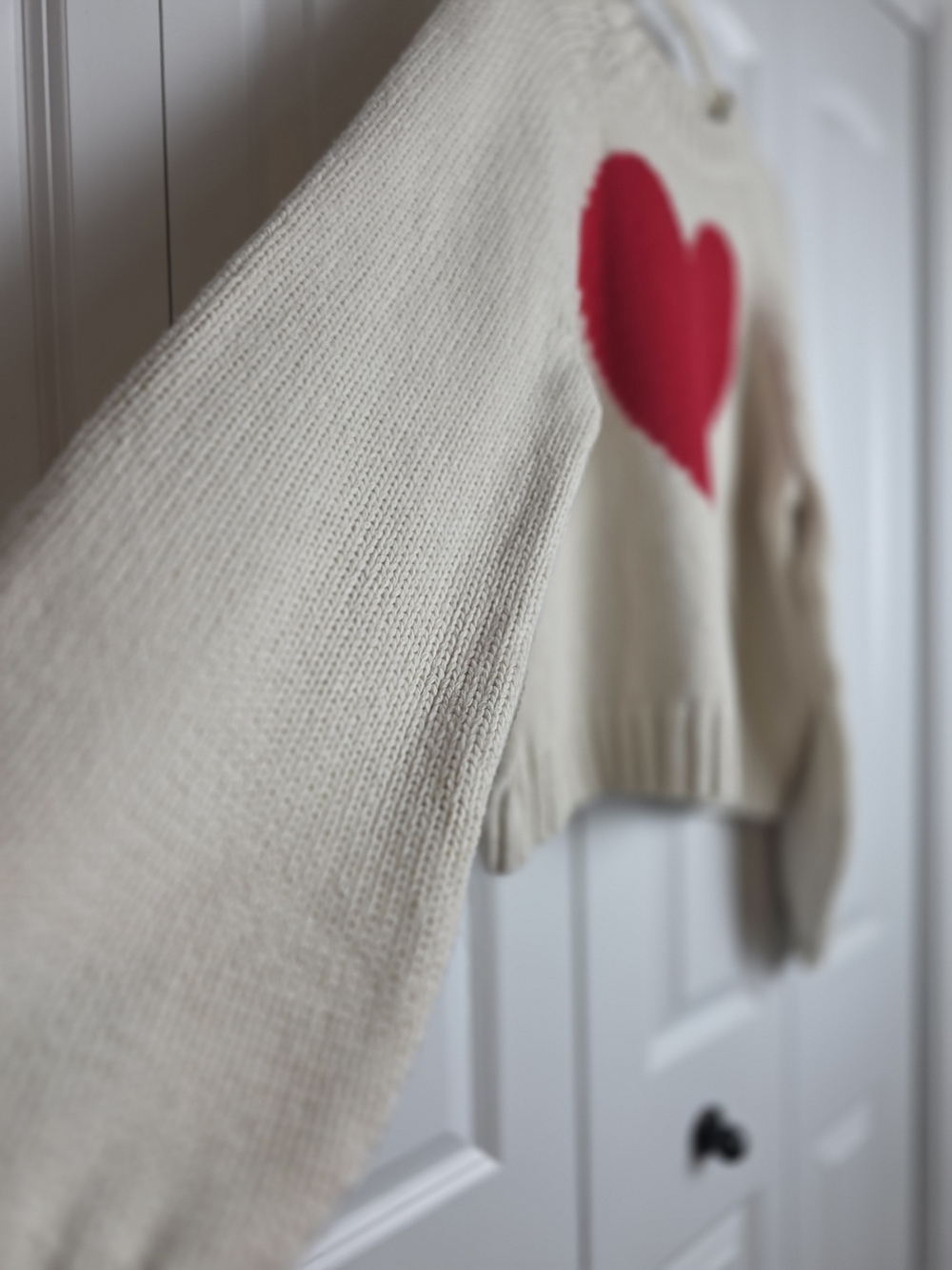 Gap Cream & Red Heart Intarsia Knit Oversized Cropped Sweater – Size Small (S) - Picture 3 of 14